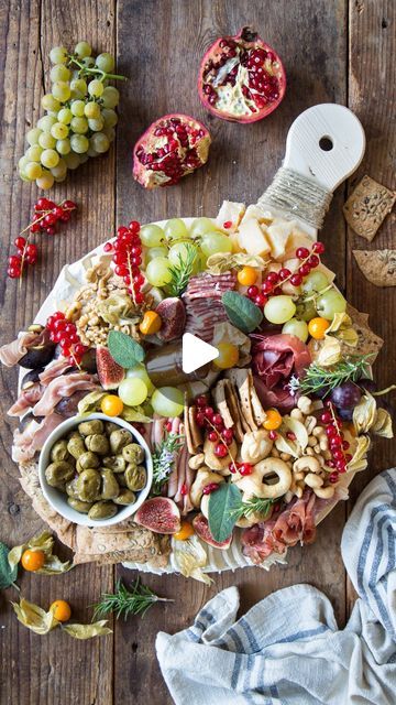 Viviana Dal Pozzo on Instagram: "Per stupire i tuoi amici al prossimo aperitivo prepara uno Charcuterie Board, è il trend del momento!  Ti serviranno un po’ di fantasia, formaggi, salumi, frutta e se vuoi puoi preparare dei cracker fatti in casa   Ti do le dosi per uno charcuterie board per 6/8 persone e le dosi dei cracker con i semi fatti in casa da salvare  1 brie di 150g 100 g caprino 150 g grana padano a pezzi 150 g formaggio a pasta dura Prosciutto Crudo, Salame Napoli, Bresaola, Mortadella, Speck  uva bianca e nera 10 fichi una manciata di anacardi e di noci marmellata di cipolle 100 g taralli ribes e alchechengi  per i Crackers 130 g farina 1 40 g farina di grano saraceno 75 g acqua 35 g olio evo 6 g sale 2 cucchiai di semi misti.  impasta tutti gli ingredienti tranne i semi (se li Evo 6, Weekly Meals, Meals For The Week, Charcuterie Board, Crackers, Tablescapes, Salad