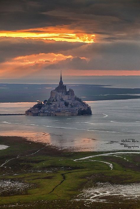 Mt St Michel, Mont Saint Michel France, San Michele, Chateau France, Normandy France, Beautiful Castles, A Castle, Alam Yang Indah, Pretty Places