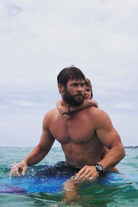 10 of Chris Hemsworth's Best Dad Moments, From the Aww-Inducing to LOL-Worthy Chris Hemsworth Abs, Chris Hemsworth Body, Thor Film, Dad Bodies, Perfect Physique, Chris Hemsworth Thor, Happy Stories, Australian Actors, Dad Bod