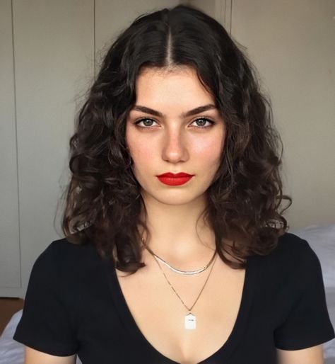 Zoia Mossour Short Hair, Collarbone Curly Hair, Curly Hair No Bangs, Short Wavy Hair Natural, Curly Hair Lob, Zoia Mossour, Beautiful Curly Hair, Haircuts For Curly Hair, Short Wavy Hair