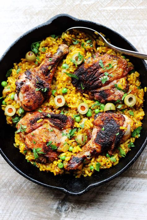 One pot chicken saffron rice with saffron, peas, olives and Piementon is an easy weeknight meal that requires minimal work. The oven does the job for you. Rice With Peas, Saffron Chicken, Saffron Recipes, Kfc Recipe, Saffron Rice, Iron Recipes, Rosemary Chicken, One Pot Chicken, Chicken And Rice