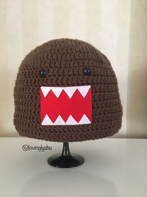 Crochet Domo Kun, Domo Beanie, Domo Kun, Emo Hair, Bf Material, Diy Crochet Projects, Crochet Beanie, Crochet Hat, Sewing Basics