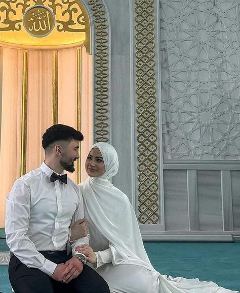 Mosque Wedding Photography, Muslim Engagement Photos, Nikah Photos, Nikkah Dress Muslim, Islam Wedding, Engagement Party Photo Ideas, Muslim Nikah, Marriage Poses, Muslim Wedding Photos