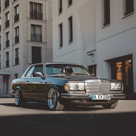 What a #beauty ! #lowered #mercedes #benz #w123 #coupe in #anthracite #grey Via @indivfelgenreparatur  #c123 #mercedes_benz #caroftheday… Mercedes 500e W124, 1980 Cars, W123 Mercedes, Bbs Rims, Mercedes 123, Sls Black Series, Mercedes Benz W123, Mercedes 280, Mercedes Benz Coupe