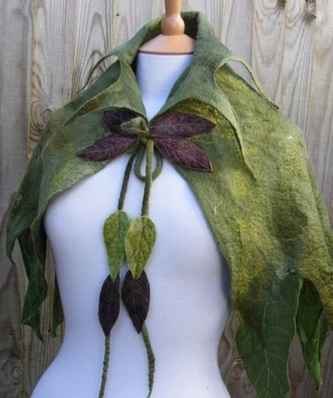 This looks like Tinkerbelle’s travel cloak! Leaf Cape, Tovad Ull, Fairy Costumes, Fair Outfits, Elf Costume, Fairy Clothes, Woodland Fairy, Fairy Fashion, Fantasy Costumes