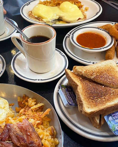 Breakfast at Waverly Diner #westvillage #nyc #waverlydiner American Diner Breakfast, Nyc Diner Aesthetic, Diner Food Aestathic, New York Diner Aesthetic, Diner Breakfast Aesthetic, Breakfast Diner Aesthetic, American Breakfast Aesthetic, American Diner Aesthetic, American Diner Food