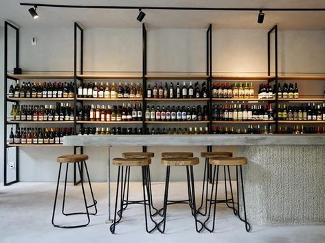 Vinos Chidos wine shop Whisky Lounge, Wine Shop Interior, Wine Bar Design, Sake Bar, Wine Bars, Coffee Shop Bar, Bar Interior Design, Wine Shop, Bar Design Restaurant