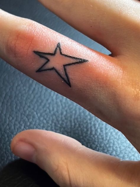 cute start finger tattoo Star Finger Tattoo Men, Cool Tattoos Small Men, Star On Finger Tattoo, Star Knuckle Tattoo, Y2k Finger Tattoo, Stars Finger Tattoo, Star Tattoo On Finger, Sparkle Finger Tattoo, Finger Tattoos Stars