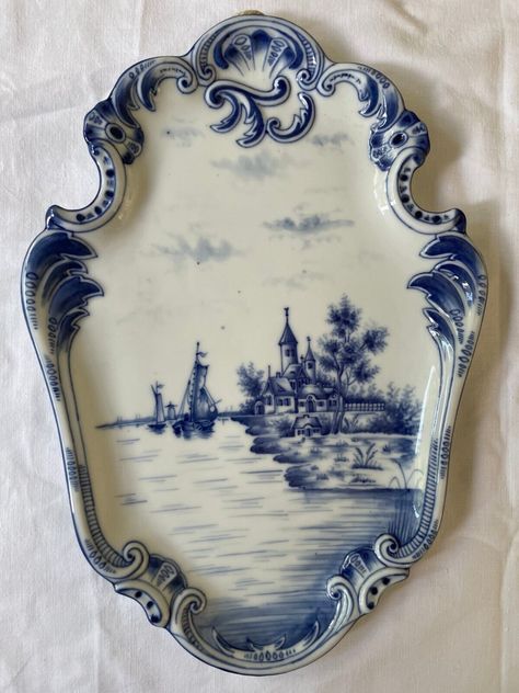 Antique art pottery Dutch Delft Plate  with typical dutch scene . Marked back Dutch Pottery, Dutch Ceramic, Dutch Windmill, Dutch Delft, Dutch Windmills, Traditional Pottery, Antique Pottery, Art Ancien, Pottery Techniques