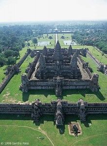 The Axis of the arrow-straight causeway of Angkor Wat fades into the distance, reminiscent of the axis of the way of the Dead at Teotihuacan, Mexico. (see picture 6 in Mexico gallery 4.) Angkor Wat Aesthetic, Unknown Paintings, Cambodia Temple, India Places, Architecture Antique, Angkor Wat Cambodia, Aesthetic Architecture, Temple City, Angkor Wat Temple