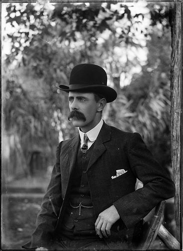 Bowler hat was popular in with the working class during the Victorian Era and later on with the middle and upper classes in the United Kingdom. Catholic Gentleman, Handlebar Mustache, Herren Style, Vintage Gentleman, Saint Quotes, Bowler Hat, Dapper Men, Moustaches, Beard No Mustache