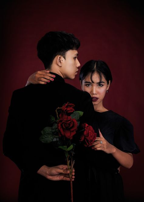 Dark Theme Couple Photoshoot, Mafia Couple Photoshoot, Mafia Photoshoot Ideas, Prewedding Mafia, Prewed Mafia, Studio Couple Photoshoot Ideas, Prewed Indoor, Prewed Studio, Pose Prewedding