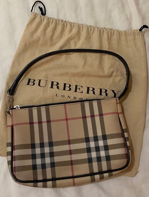 my pic 🤍 Burberry Baguette Bag, Burberry Purse Outfit, Burberry Vintage Bag, Burberry Aesthetic, Tote Bag Diy Pattern, Purse Outfit, Expensive Bag, Money Purse, Girly Bags