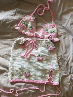 Pink Crochet Set, Crochet Strawberry Clothes, Crochet Strawberry Top, Crochet Set Pattern, Tops A Crochet, Strawberry Crochet, Crochet Tunic Pattern, Crochet Wear, Crochet Sweater Design