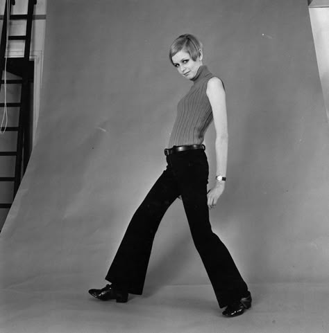 Modernist Fashion, Twiggy Lawson, Twiggy Model, 60s Fashion Trends, Twiggy Makeup, Twiggy Fashion, 60s Look, Androgynous Look, Mary Quant