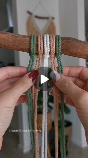 Macrame Tutorial Beginner, Plant Hanger Tutorial, Macrame Wall Hanging Tutorial, Macrame Plant Hanger Tutorial, Simple Macrame, Free Macrame Patterns, Macrame Inspiration, Macrame Knots Tutorial, Boho Crafts Diy