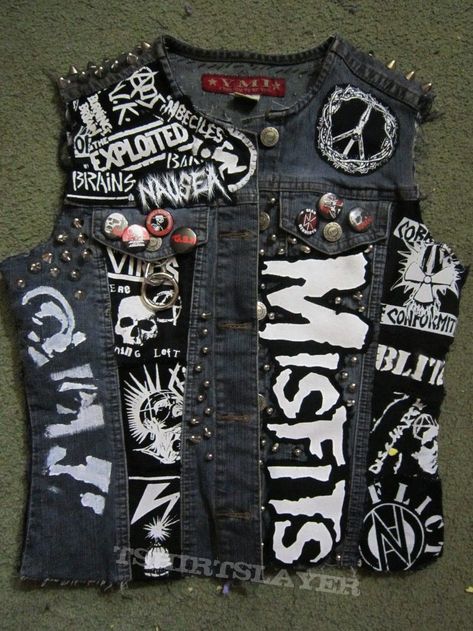 Denim Jacket Diy, Punk Denim Jacket, Punk Denim, Punk Vest, Punk Fashion Diy, Punk Jacket, Heavy Metal Fashion, Punk Pins, Battle Jacket