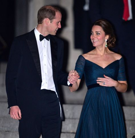 Why Don't Prince William and Kate Middleton Show PDA? | POPSUGAR Celebrity Princ Harry, Düşes Kate, William E Kate, Kate Middleton Pictures, Rainha Elizabeth Ii, Principe William, Kate Middleton Prince William, Prince William And Catherine, Catherine Middleton