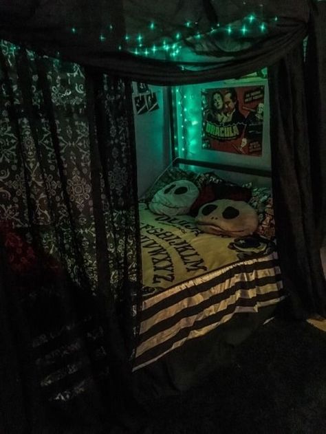 emo halloween room ideas inspo goth aesthetic Styl Emo, Emo Room, Gothic Bed, Grunge Bedroom, Halloween Bedroom Decor, Hiasan Bilik Tidur, Gothic Room, Gothic Bedroom, Halloween Bedroom