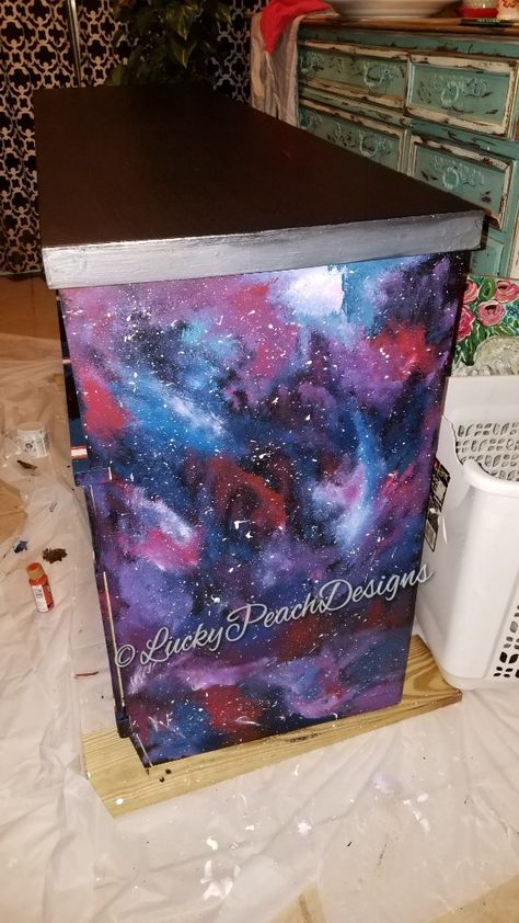 Galaxy Spray Paint, Painting Chairs, Furniture Recycle, Spray Paint Crafts, Galaxy Bedroom, Galaxy Room, Galaxy Decor, Decor Makeover, Hand Painted Dressers