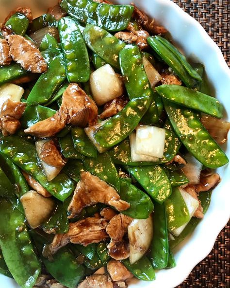 Casa Baluarte Filipino Recipes: Chicken and Snow Peas (Chicken with Chicharo) Chicken And Snap Peas, Chicken Snow Peas Recipe, Chicken And Snow Peas Recipe, Filipino Recipes Chicken, Chicken And Snow Peas, Filipino Vegetable Recipes, Snow Peas Recipe, Chinese Meals, Easy Filipino Recipes