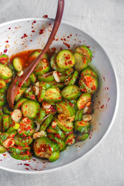 Quick Cucumber Kimchi - Unconventional Cooks Korean Cucumber Salad, Korean Cucumber, Cucumber Kimchi, Outdoor Cooking Recipes, Korean Side Dishes, Cucumber Recipes, Vegetarian Chili, Cucumber Salad, Grilled Meat