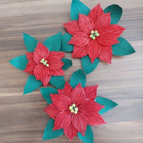 3D Christmas Ornaments Poinsettia Diy, Diy Poinsettia, 3d Christmas Ornaments, Quilling Arts, Christmas Quilling, Poinsettia Plant, Quilling Christmas, Red Poinsettia, 3d Christmas