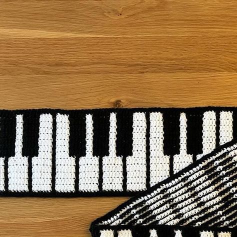 Piano Crochet Pattern, Crochet Piano Scarf, Piano Scarf, Piano Crochet, Crochet Piano, Crochet Music, Pixel Drawing, Piano Player, Piano Keys