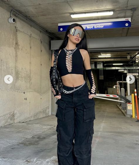 Rave Outfit With Pants, Rave Pants Outfits, Dark Techno Outfit, Berlin Rave Outfit, Pants Rave Outfit, Rap Festival Outfit, Trap Outfit, Techno Party Outfit, Outfit Techno