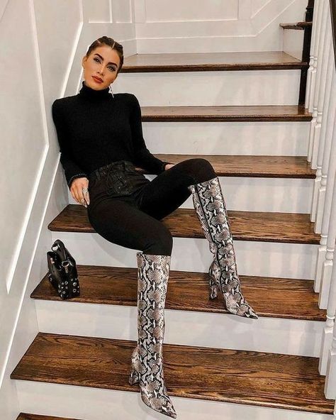 Snakeprint Boots Outfit, Thigh High Boots Outfit, Date Night Outfit Classy, Outfit Curvy, Bota Over, Winter Boots Outfits, Black Boots Outfit, Boots Jeans, Outfit Night