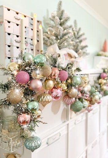 Vintage Pastel Christmas Decor, Pink And Green Christmas Decor, Christmas Living Room Decorations, Christmas Cottages, Pastel Christmas Decor, Coquette Winter, Pearl Christmas, Christmas Decoration Storage, Christmas Colour Schemes