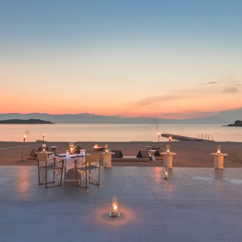 Disappear to the beach at Amanzoe for an evening of private dining. Traditional Greek dishes, international favourites or entirely personalised menus are created using seafood caught that morning and locally sourced organic produce. Candle-lit lamps glow as the sky melts into a pink sunset as waves sigh gently on the shore of this Greek retreat and dinner is served under a canopy of stars. Poolside Dining, Beach Dinner, Date Night In, Greek Dishes, Mediterranean Cuisine, Outdoor Restaurant, Japanese Restaurant, Private Dining, Beach View