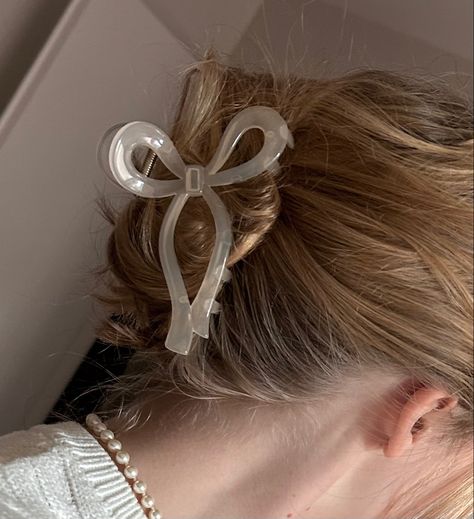 @_isauree_ on instagram Claw Clips For Thick Hair, Bow Trend, Clips For Thick Hair, Ballet Accessories, Hair Bows For Girls, Colors Hair, Coquette Bows, Bows For Girls, Vanilla Girl