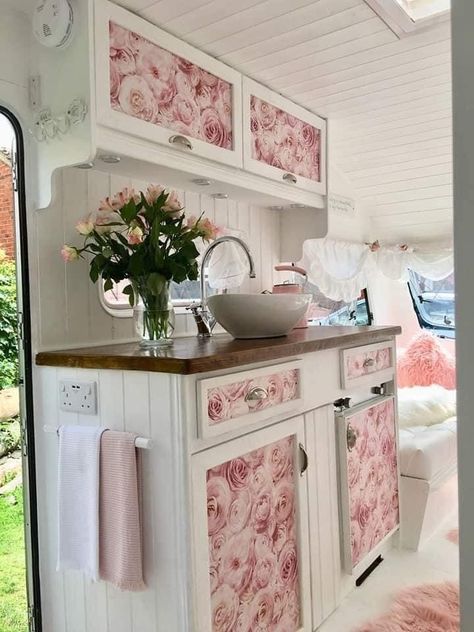 Shabby Chic Caravan, Vintage Trailer Decor, Shabby Chic Campers, Travel Trailer Decor, Vintage Trailer Interior, Vintage Camper Interior, Rv Interior Remodel, Caravan Decor, Camper Interior Design