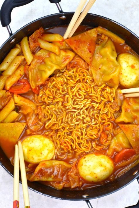 This simple Rabokki recipe brings together ramen noodles and rice cakes, all drenched in a savory, spicy sauce. Rabokki Recipe, Roman Noodles, Korean Ramen, Food Ramen, Tokyo Food, Plate Recipes, Korean Noodles, Frozen Dumplings, Noodles Ramen