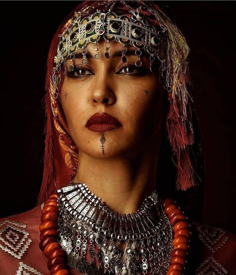 Berber Tattoo, Pakistani Makeup, Jagua Henna, Moroccan Aesthetic, Timur Tengah, Henna Tattoo Hand, Arabian Women, Moroccan Jewelry, Moroccan Women