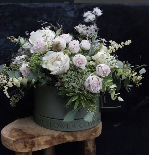 Christmas flower arrangements - simple rustic DIY ideas to try - From Britain with Love Pale Pink Christmas, Flower Arrangement Diy, Hat Box Flowers, White Flower Arrangements, Christmas Bouquet, Christmas Flower Arrangements, Flower Box Gift, Diy Arrangements, Creative Flower Arrangements