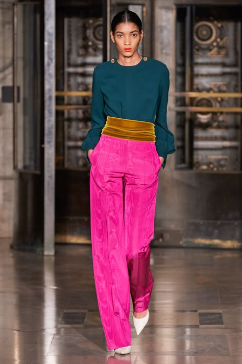 Elegante Y Chic, 2020 Fashion Trends, Fashion Trends Winter, 2020 Fashion, Pink Pants, Vogue Fashion, Fall Fashion Trends, Fashion Show Collection, Fashion 2020