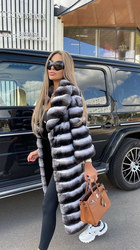 Chinchilla Fur Coat, Chinchilla Coat, Fur Outfit, Alena Shishkova, Chinchilla Fur, Autumn Jacket, Cute Instagram Pictures, Mob Wife, Coat Outfit