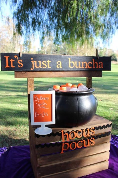 Kara's Party Ideas Hocus Pocus Halloween Party Halloween Party Photos, Hocus Pocus Halloween Decor, Diy Halloween Dekoration, Halloween Gender Reveal, Halloween Party Photo, Hocus Pocus Party, Kids Punch, Table Halloween, Halloween Baby Shower Theme