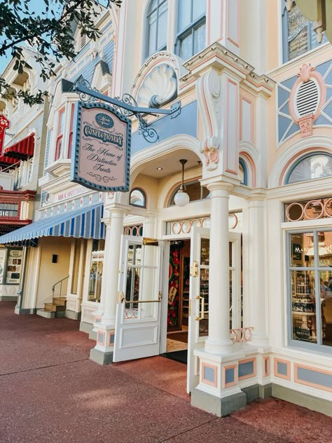 Disneyland Shop, Disney World Aesthetic, Disneyland Main Street, Disney Countdown, Magical House, Disneyland Photos, Orlando Theme Parks, Disney College Program, Disney College