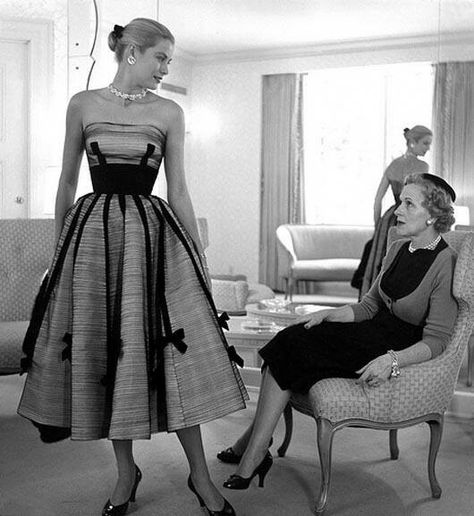 Grace Kelly and her mother Margaret Katherine Majer. Grace Kelly Style, Hollywood Vintage, Princess Grace Kelly, Charlotte Casiraghi, Princess Grace, Vestidos Vintage, Natalie Portman, Old Hollywood Glamour, Moda Vintage