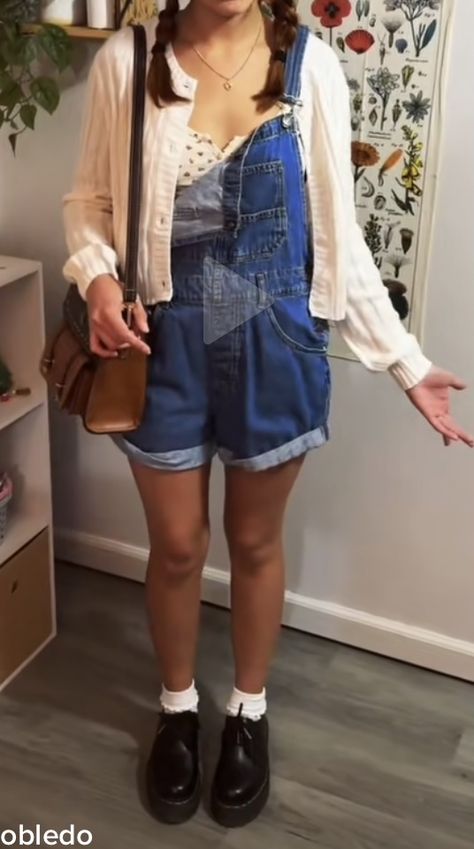 Overall Short Outfits, Short Overalls Outfit Aesthetic, Scotland Summer Outfits, 90s Bombshell, Overalls Outfit Aesthetic, Overall Shorts Outfit, Shorts Under Dress, Overall Outfit, Alt Outfits