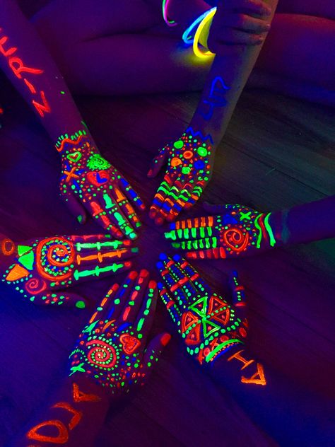 P I N T E R E S T @patriciaperusko Glow In The Dark Art, Uv Party, Glow In Dark Party, Neon Birthday Party, Sweet Sixteen Birthday Party Ideas, Glow Birthday Party, Black Pinterest, Diy Glow, Fest Temaer