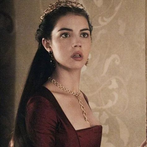 1500s Aesthetic, Black Hair Princess, Princesa Anne, Marie Stuart, Reign Mary, Reign Fashion, Reign Dresses, Royal Core, Medieval Woman