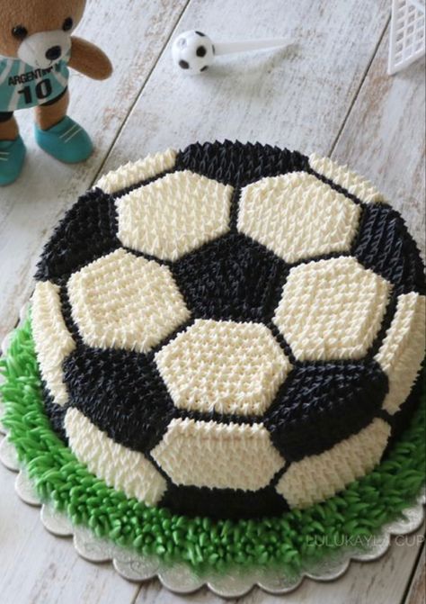 Soccer Party Cake Ideas, Birthday Cake Ball Theme, Soccer Cake Decorations, Soccer Birthday Themes, Soccer Ball Theme Birthday Party, Soccer Football Cake, Buttercream Soccer Cake, Soccer Ball Birthday Party Ideas, Soccer Birthday Cupcakes