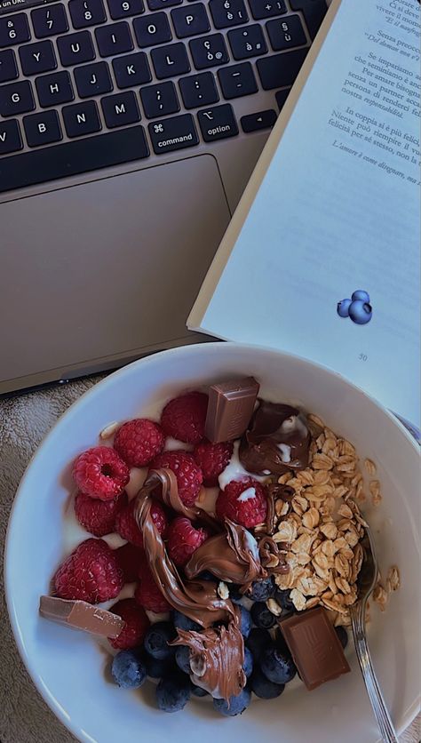 Yogurt, strawberries, blueberries, oatmeal and chocolate to make a healthy break Exam Snacks Finals Week, Study Break Aesthetic, Study Snacks Ideas, Quick Snacks For Study Nights, Study Snacks Aesthetic, Exam Snacks, Late Night Healthy Snacks, Science Academia, Studying For Exams