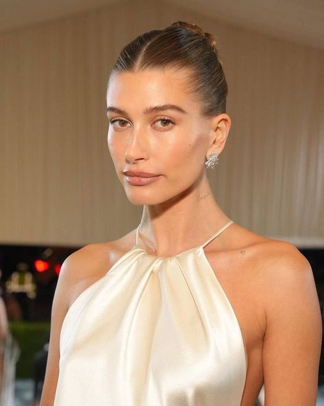 Grammy Dresses, Hair Pulled Back, Red Carpet Hair, Red Carpet Beauty, Hailey Rhode, Slicked Back Hair, Slick Hairstyles, Sleek Hairstyles, Hailey Baldwin