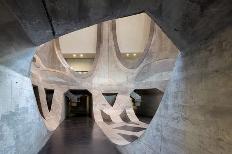 Thomas Heatherwick has created South Africa's biggest art museum – by hollowing out the inside of a historic grain silo building Afro Architecture, Silo Architecture, Zeitz Mocaa, African Museum, Heatherwick Studio, Thomas Heatherwick, Grain Silo, Contemporary African Art, Afrikaanse Kunst