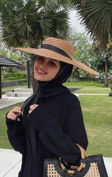 Bali Outfit Ideas Hijab, Beach Outfit Hijab, Hijab Topi, Black Outfit Hijab, Bali Outfit, Aesthetic Hijabi, Steet Style, Beach Fit, Summer Picture Poses